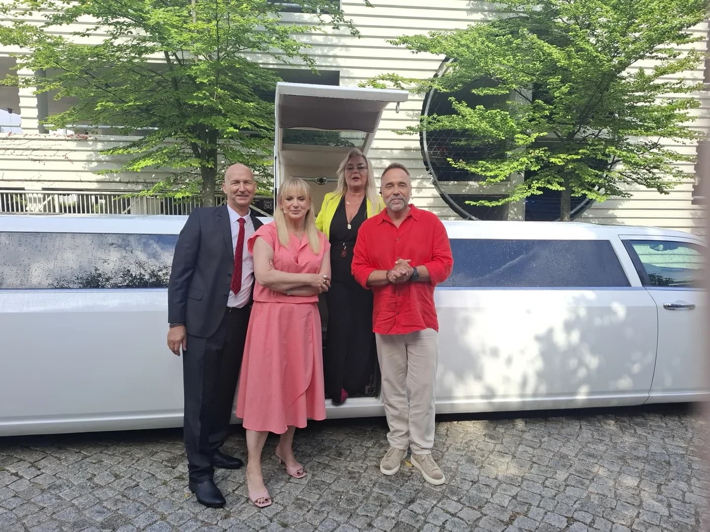 Limuzyna Chrysler z prowadzącymi programu „Pytanie na Śniadanie”.